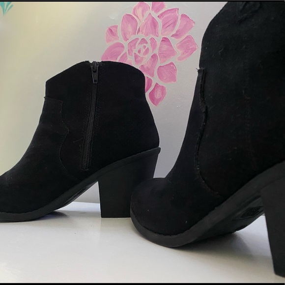 Women’s black boots - Picture 2 of 4